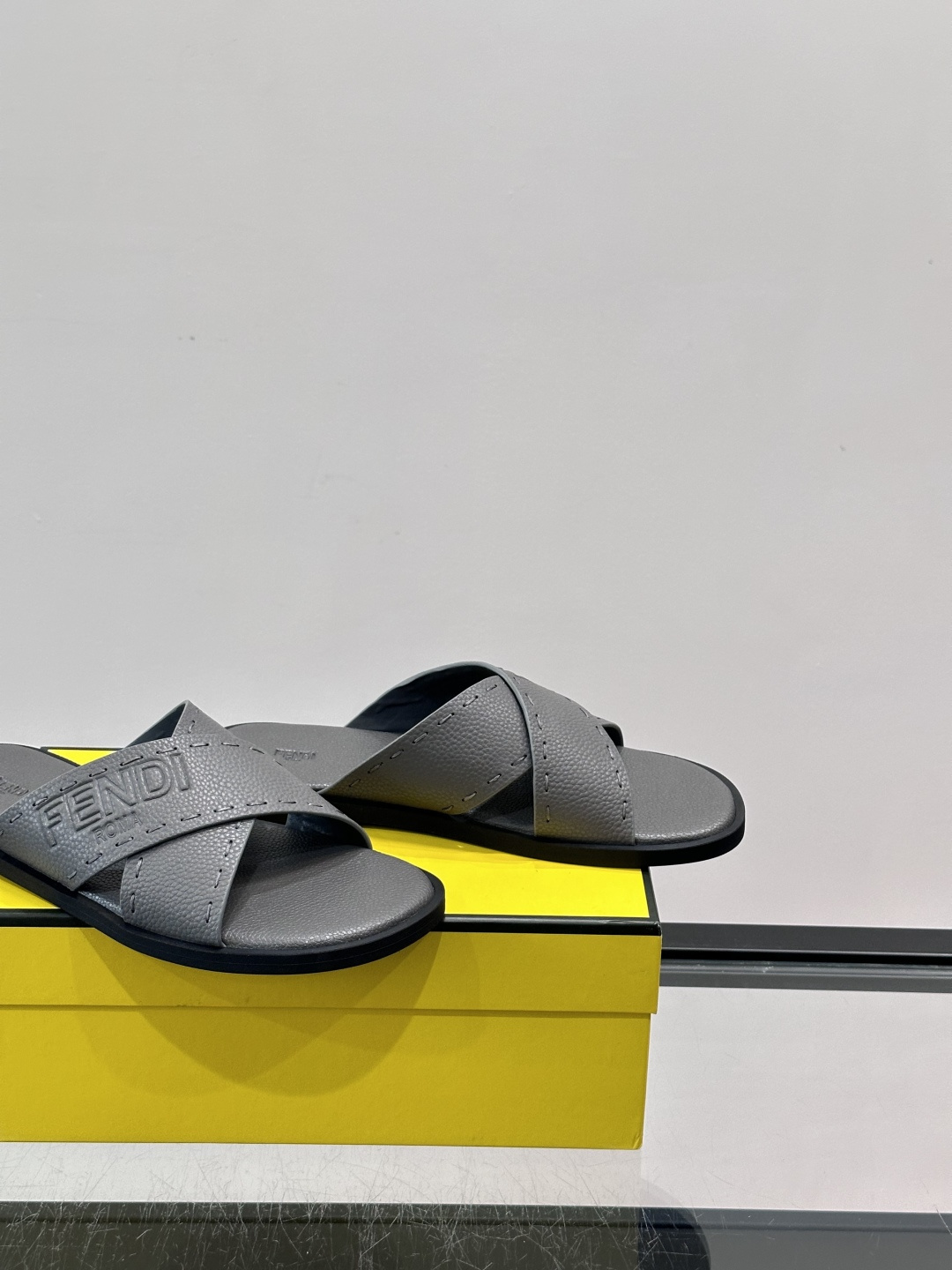 FEND*新款压印凉拖鞋凉鞋🩴 真皮面料真皮垫脚。 时尚稳重大气 鞋型非常包脚舒适 橡胶防滑大底 。Si