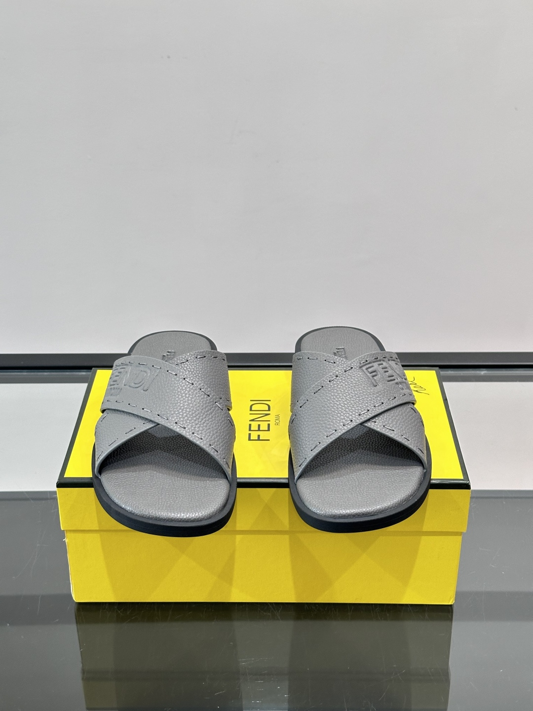 FEND*新款压印凉拖鞋凉鞋🩴 真皮面料真皮垫脚。 时尚稳重大气 鞋型非常包脚舒适 橡胶防滑大底 。Si