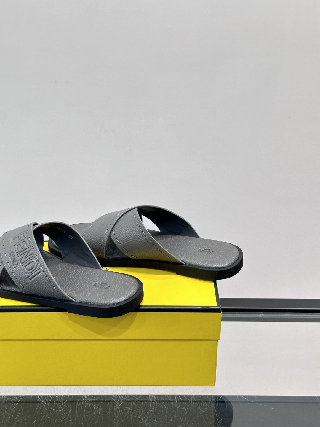 FEND*新款压印凉拖鞋凉鞋🩴 真皮面料真皮垫脚。 时尚稳重大气 鞋型非常包脚舒适 橡胶防滑大底 。Si