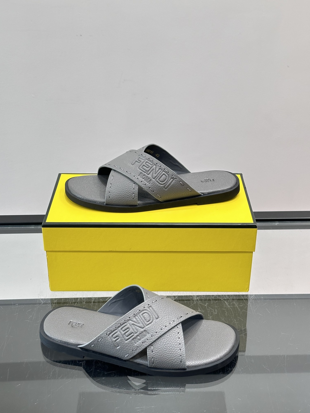 FEND*新款压印凉拖鞋凉鞋🩴 真皮面料真皮垫脚。 时尚稳重大气 鞋型非常包脚舒适 橡胶防滑大底 。Si