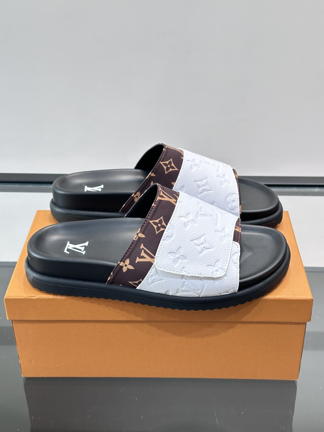 ◾️▫️L 牌奢品男士拖鞋，1:1高端品质，魔术贴设计。可以调整鞋面宽度。真皮材质，休闲阳光宽松舒适型，