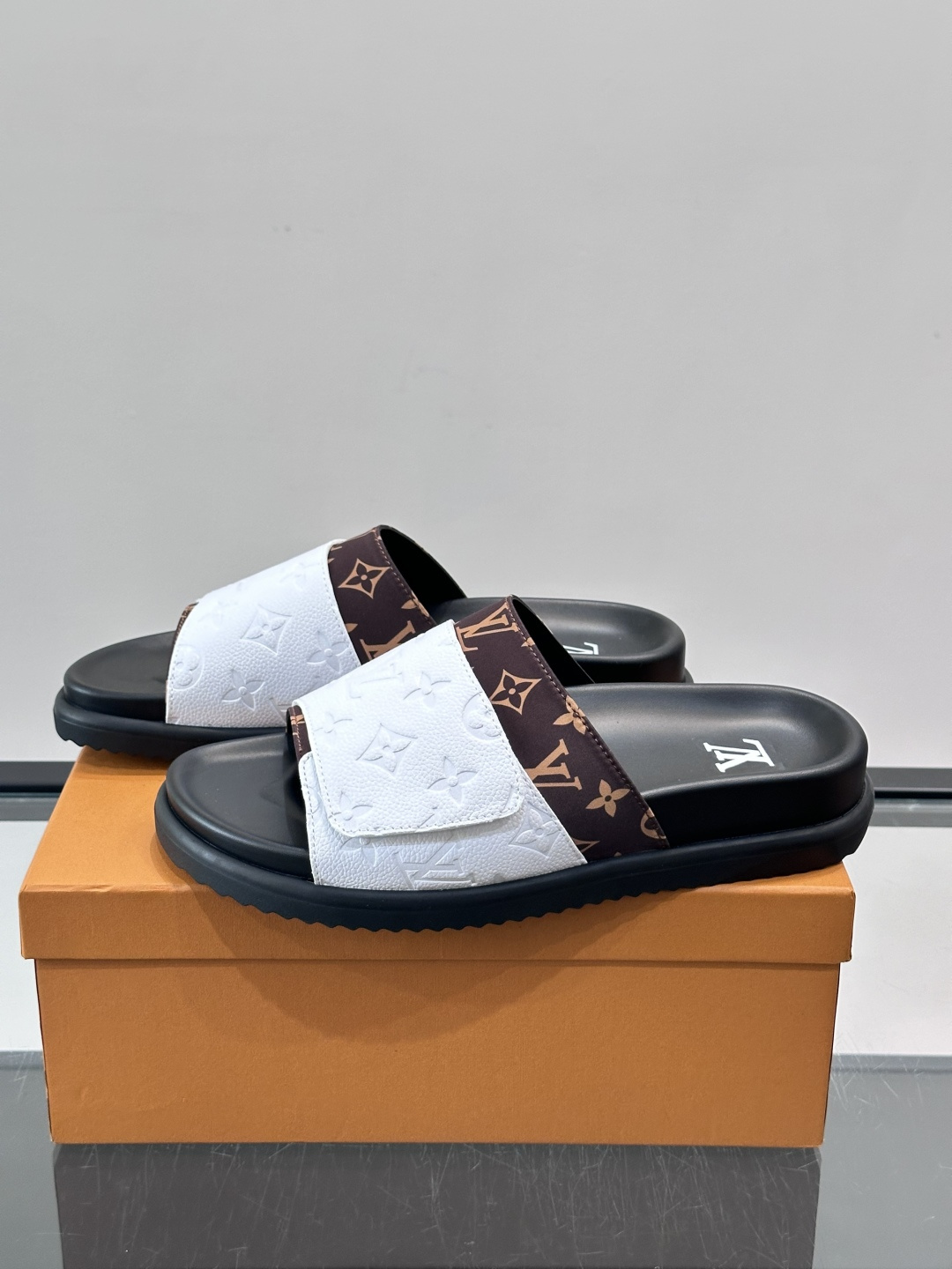 ◾️▫️L 牌奢品男士拖鞋，1:1高端品质，魔术贴设计。可以调整鞋面宽度。真皮材质，休闲阳光宽松舒适型，