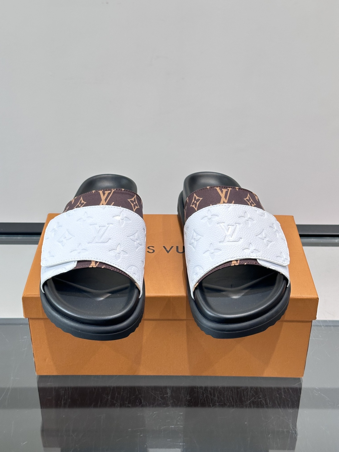 ◾️▫️L 牌奢品男士拖鞋，1:1高端品质，魔术贴设计。可以调整鞋面宽度。真皮材质，休闲阳光宽松舒适型，