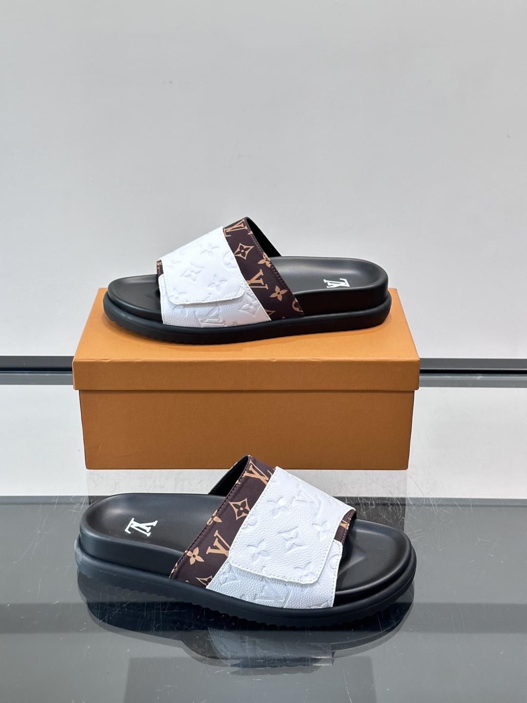 ◾️▫️L 牌奢品男士拖鞋，1:1高端品质，魔术贴设计。可以调整鞋面宽度。真皮材质，休闲阳光宽松舒适型，