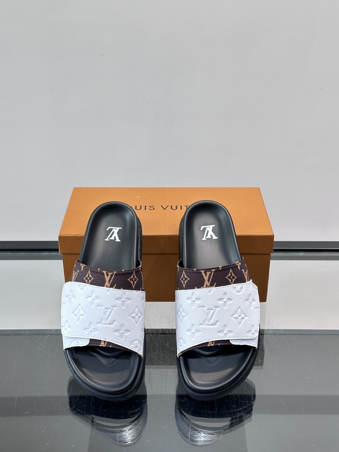 ◾️▫️L 牌奢品男士拖鞋，1:1高端品质，魔术贴设计。可以调整鞋面宽度。真皮材质，休闲阳光宽松舒适型，