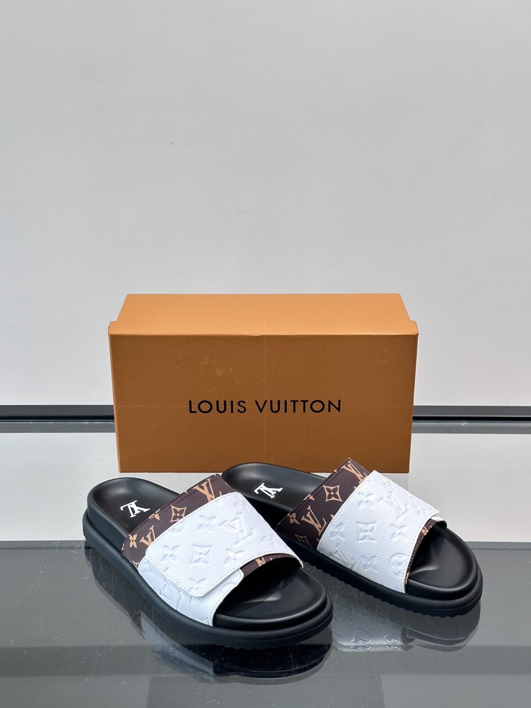 ◾️▫️L 牌奢品男士拖鞋，1:1高端品质，魔术贴设计。可以调整鞋面宽度。真皮材质，休闲阳光宽松舒适型，