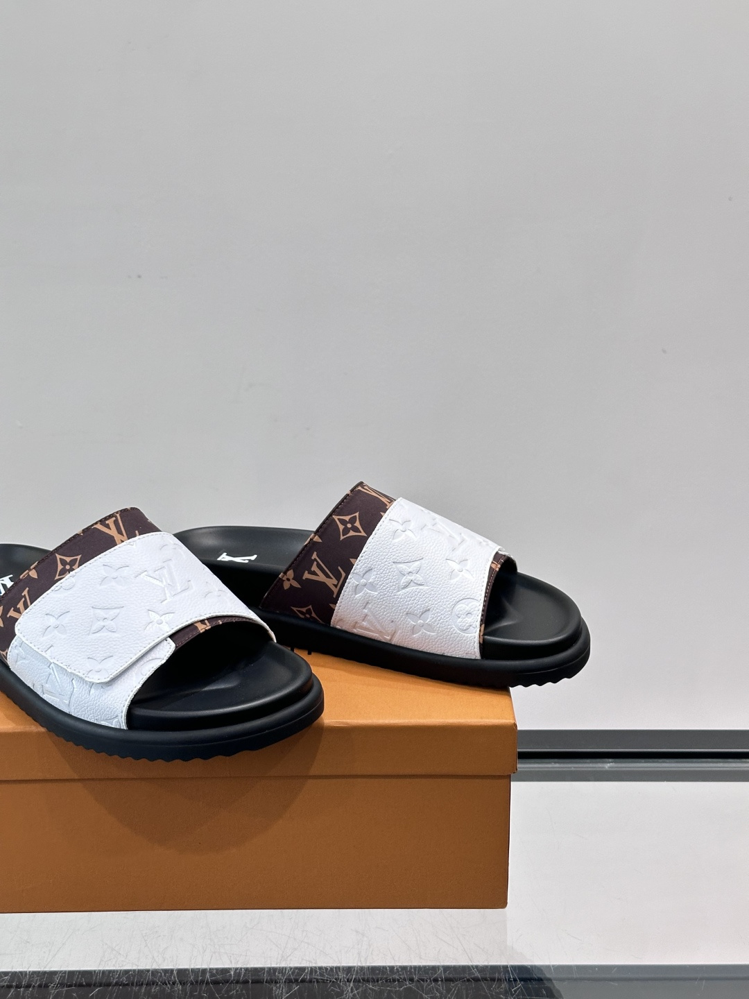 ◾️▫️L 牌奢品男士拖鞋，1:1高端品质，魔术贴设计。可以调整鞋面宽度。真皮材质，休闲阳光宽松舒适型，