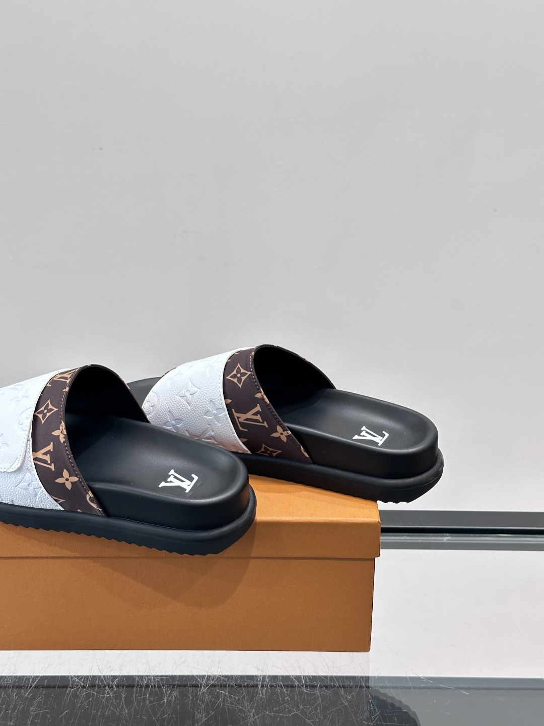 ◾️▫️L 牌奢品男士拖鞋，1:1高端品质，魔术贴设计。可以调整鞋面宽度。真皮材质，休闲阳光宽松舒适型，