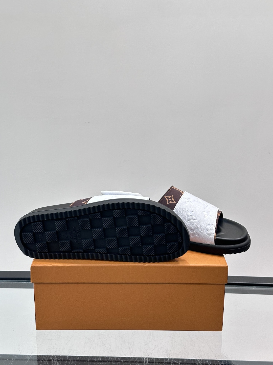 ◾️▫️L 牌奢品男士拖鞋，1:1高端品质，魔术贴设计。可以调整鞋面宽度。真皮材质，休闲阳光宽松舒适型，