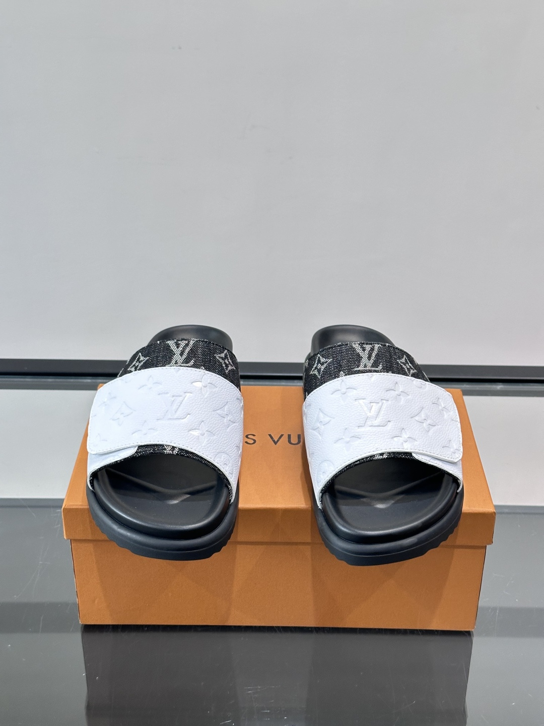 ◾️▫️L 牌奢品男士拖鞋，1:1高端品质，魔术贴设计。可以调整鞋面宽度。真皮材质，休闲阳光宽松舒适型，