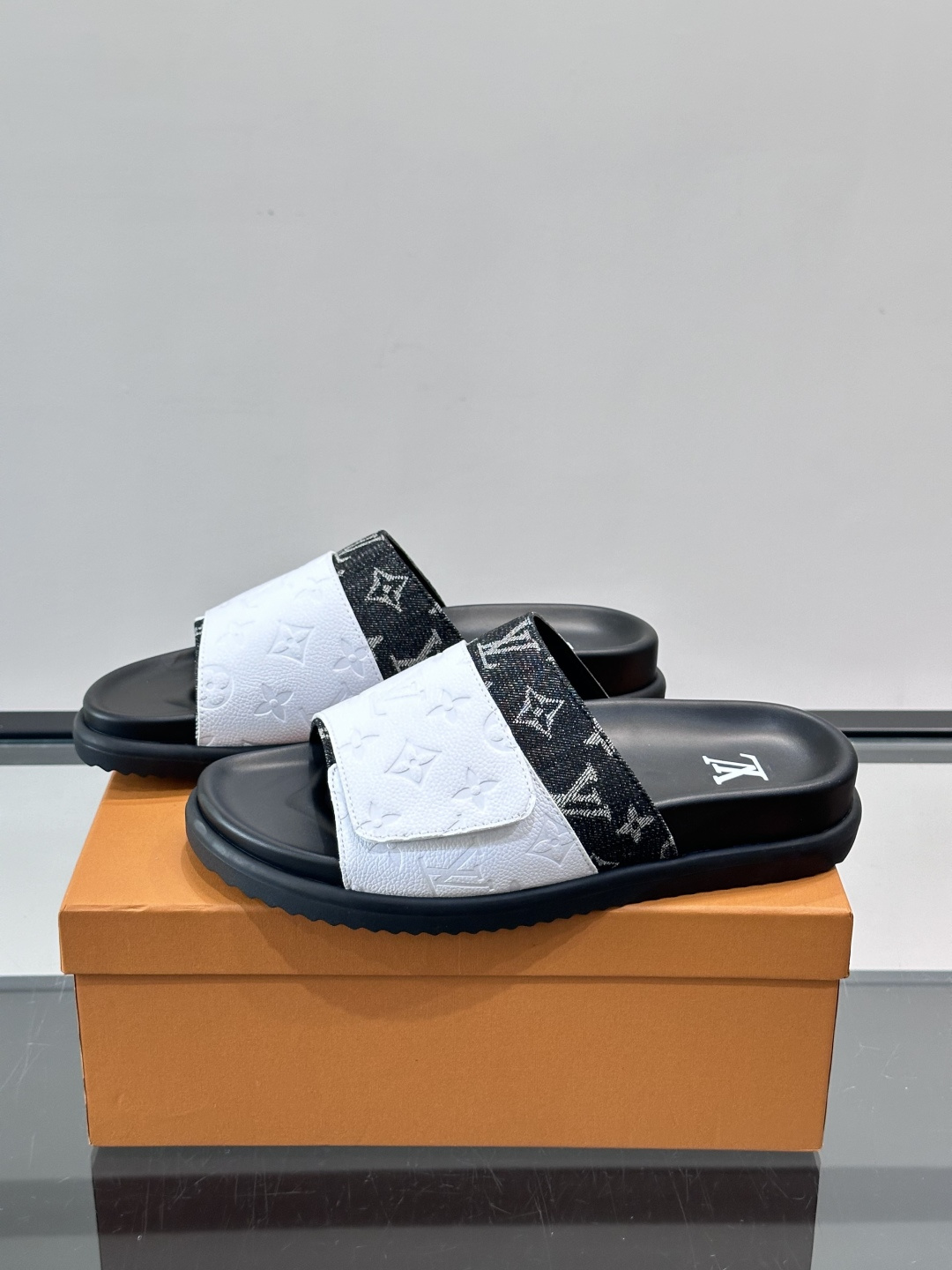 ◾️▫️L 牌奢品男士拖鞋，1:1高端品质，魔术贴设计。可以调整鞋面宽度。真皮材质，休闲阳光宽松舒适型，