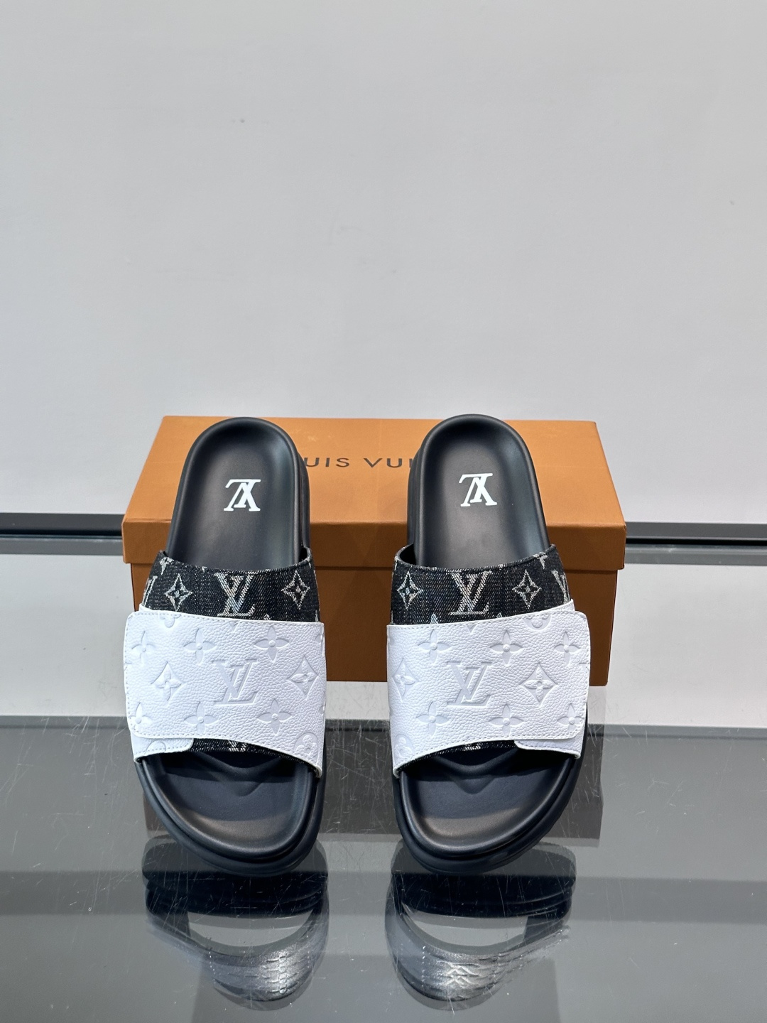 ◾️▫️L 牌奢品男士拖鞋，1:1高端品质，魔术贴设计。可以调整鞋面宽度。真皮材质，休闲阳光宽松舒适型，