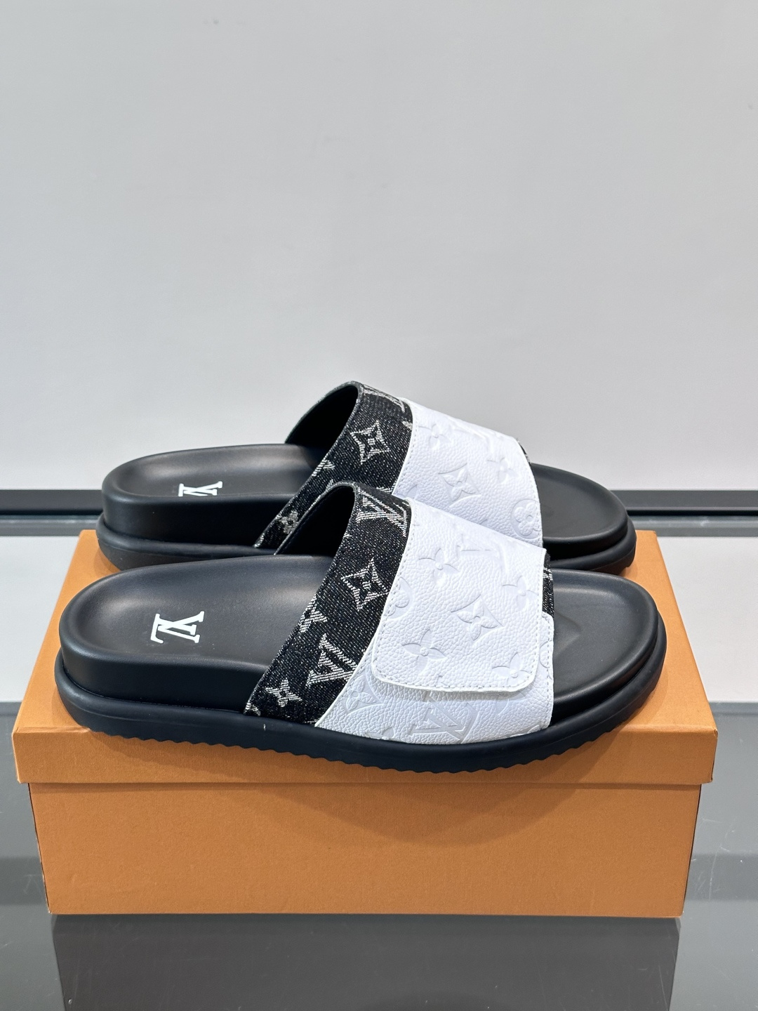 ◾️▫️L 牌奢品男士拖鞋，1:1高端品质，魔术贴设计。可以调整鞋面宽度。真皮材质，休闲阳光宽松舒适型，