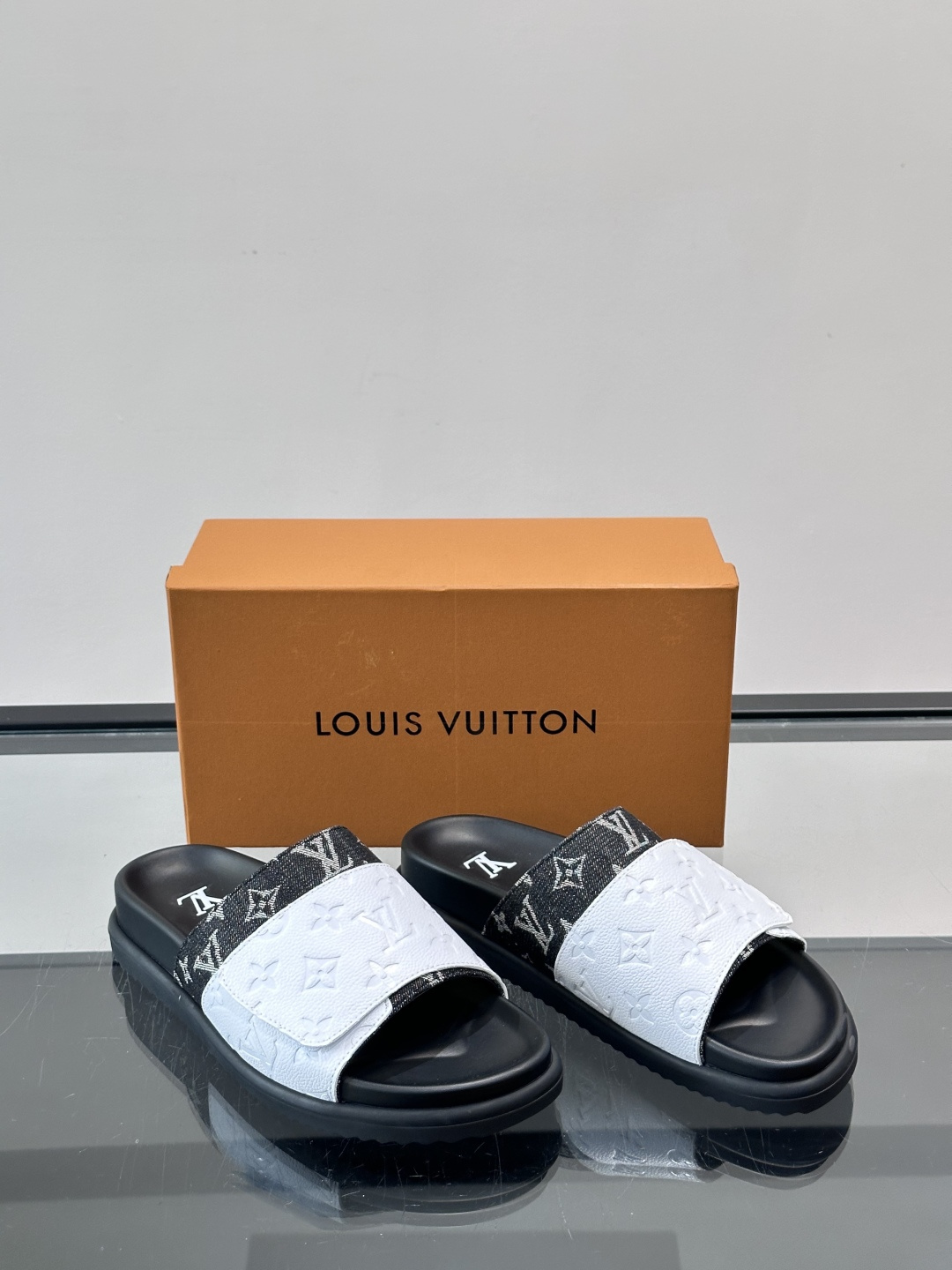 ◾️▫️L 牌奢品男士拖鞋，1:1高端品质，魔术贴设计。可以调整鞋面宽度。真皮材质，休闲阳光宽松舒适型，