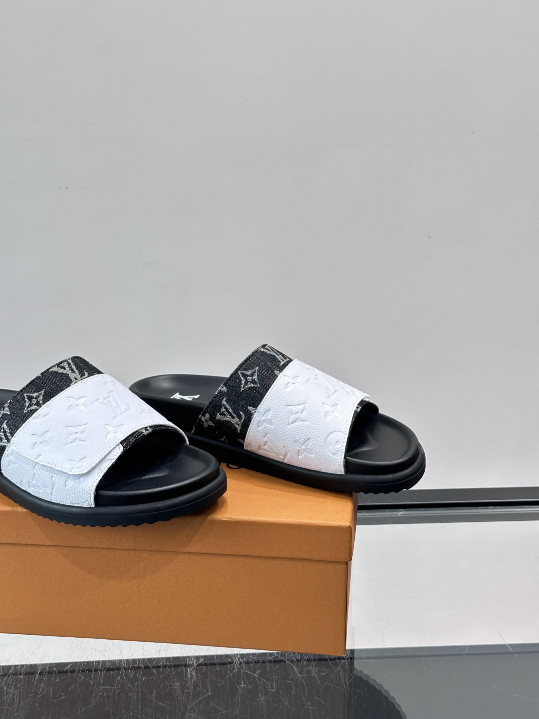 ◾️▫️L 牌奢品男士拖鞋，1:1高端品质，魔术贴设计。可以调整鞋面宽度。真皮材质，休闲阳光宽松舒适型，