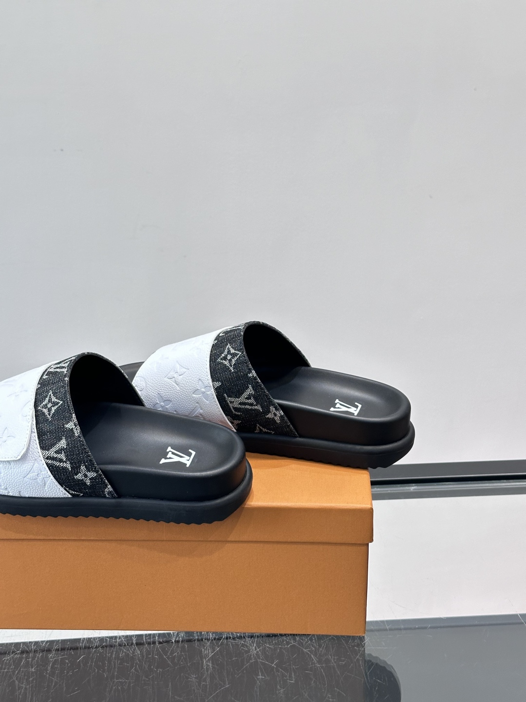 ◾️▫️L 牌奢品男士拖鞋，1:1高端品质，魔术贴设计。可以调整鞋面宽度。真皮材质，休闲阳光宽松舒适型，