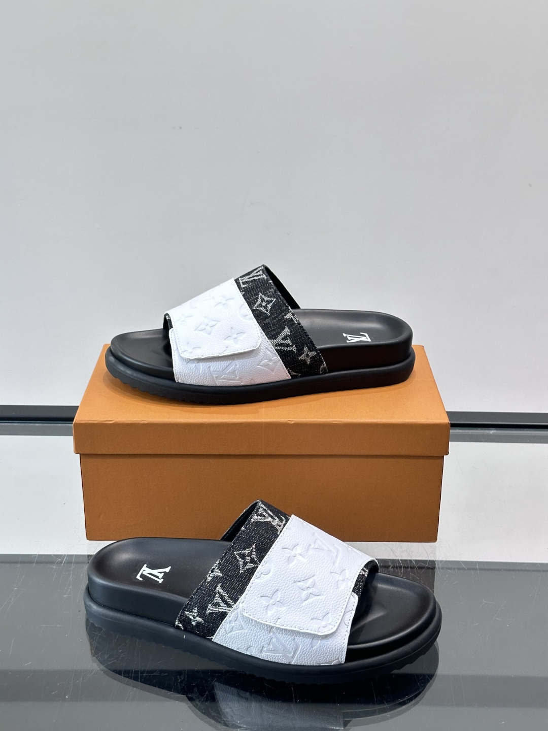 ◾️▫️L 牌奢品男士拖鞋，1:1高端品质，魔术贴设计。可以调整鞋面宽度。真皮材质，休闲阳光宽松舒适型，