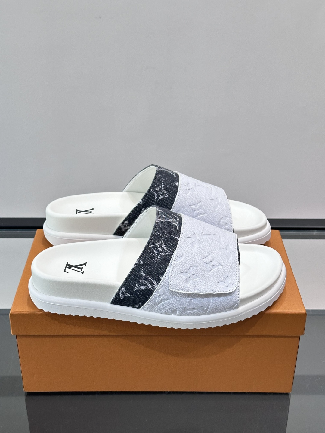 ◾️▫️L 牌奢品男士拖鞋，1:1高端品质，魔术贴设计。可以调整鞋面宽度。真皮材质，休闲阳光宽松舒适型，