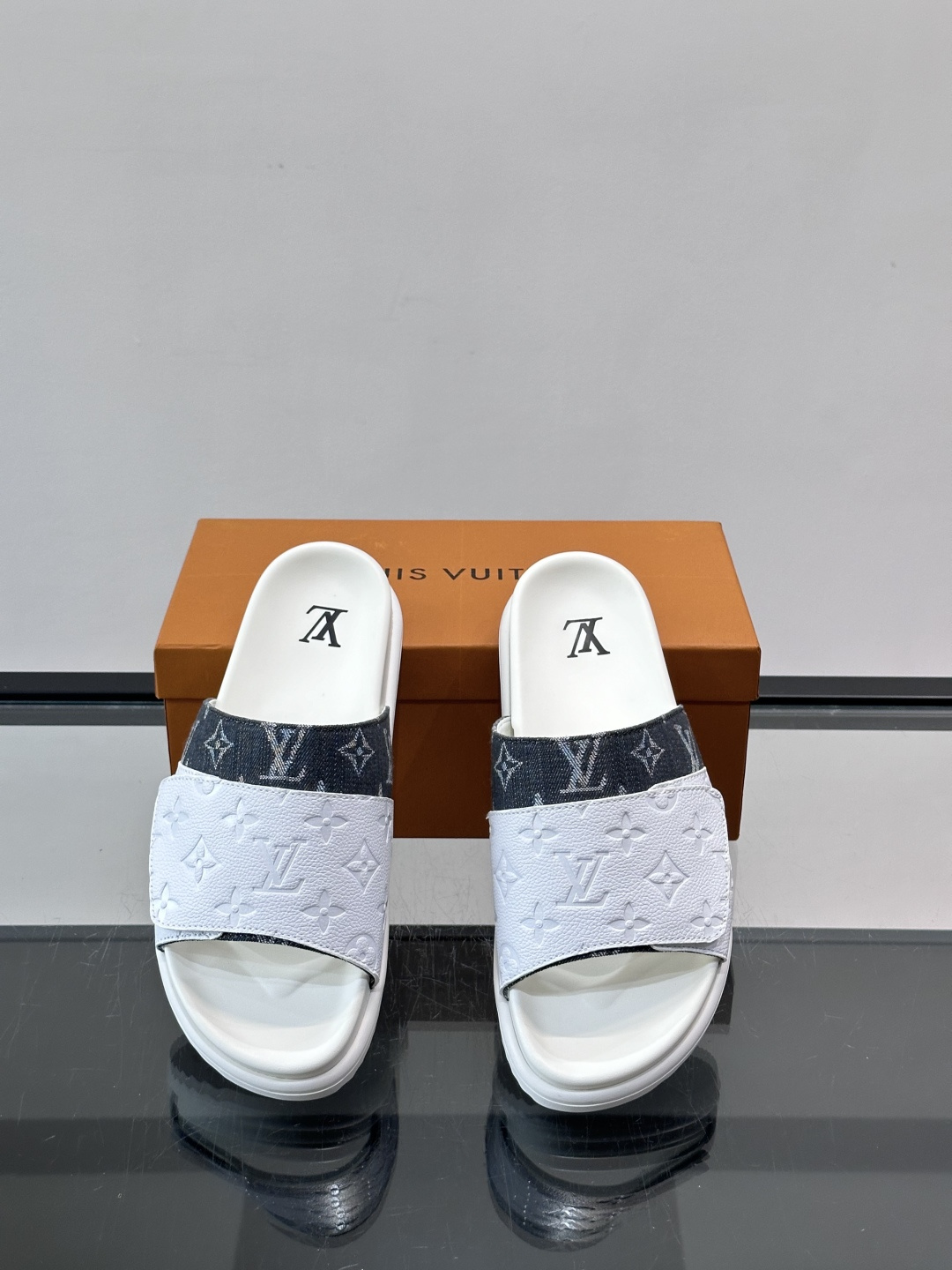 ◾️▫️L 牌奢品男士拖鞋，1:1高端品质，魔术贴设计。可以调整鞋面宽度。真皮材质，休闲阳光宽松舒适型，