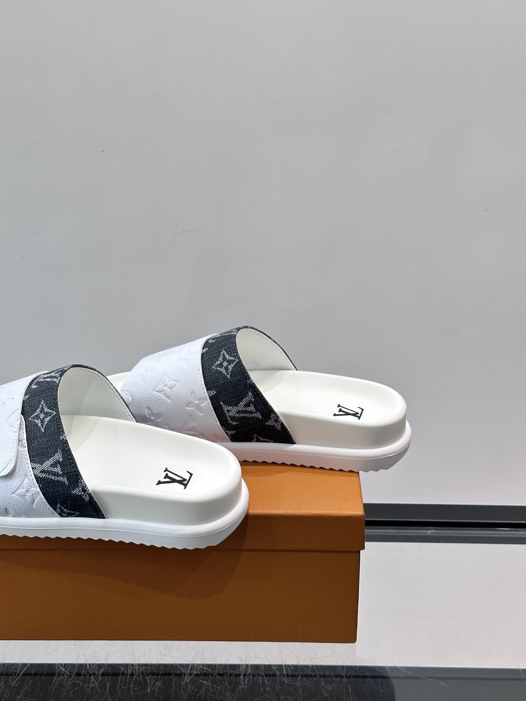 ◾️▫️L 牌奢品男士拖鞋，1:1高端品质，魔术贴设计。可以调整鞋面宽度。真皮材质，休闲阳光宽松舒适型，