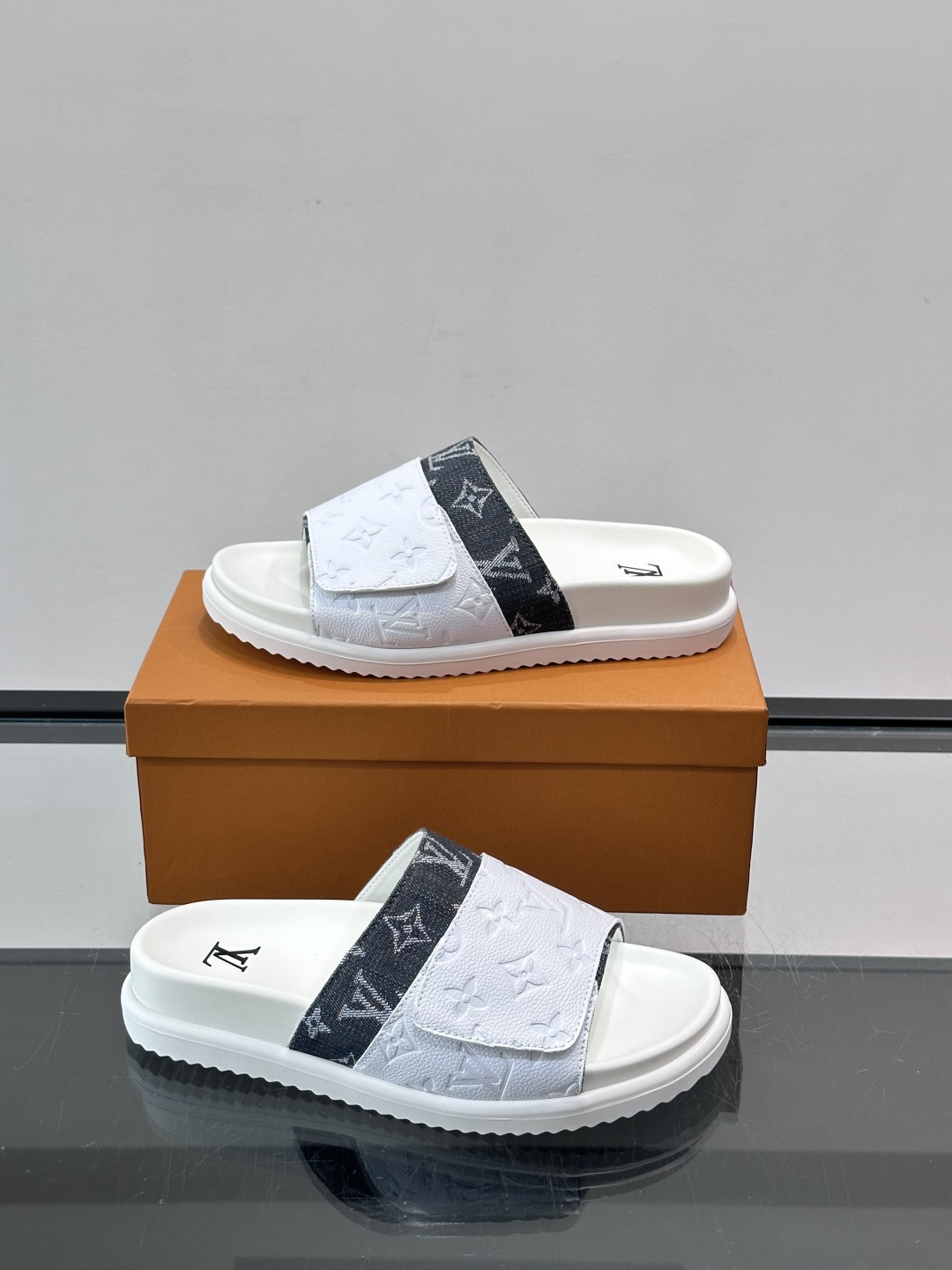 ◾️▫️L 牌奢品男士拖鞋，1:1高端品质，魔术贴设计。可以调整鞋面宽度。真皮材质，休闲阳光宽松舒适型，