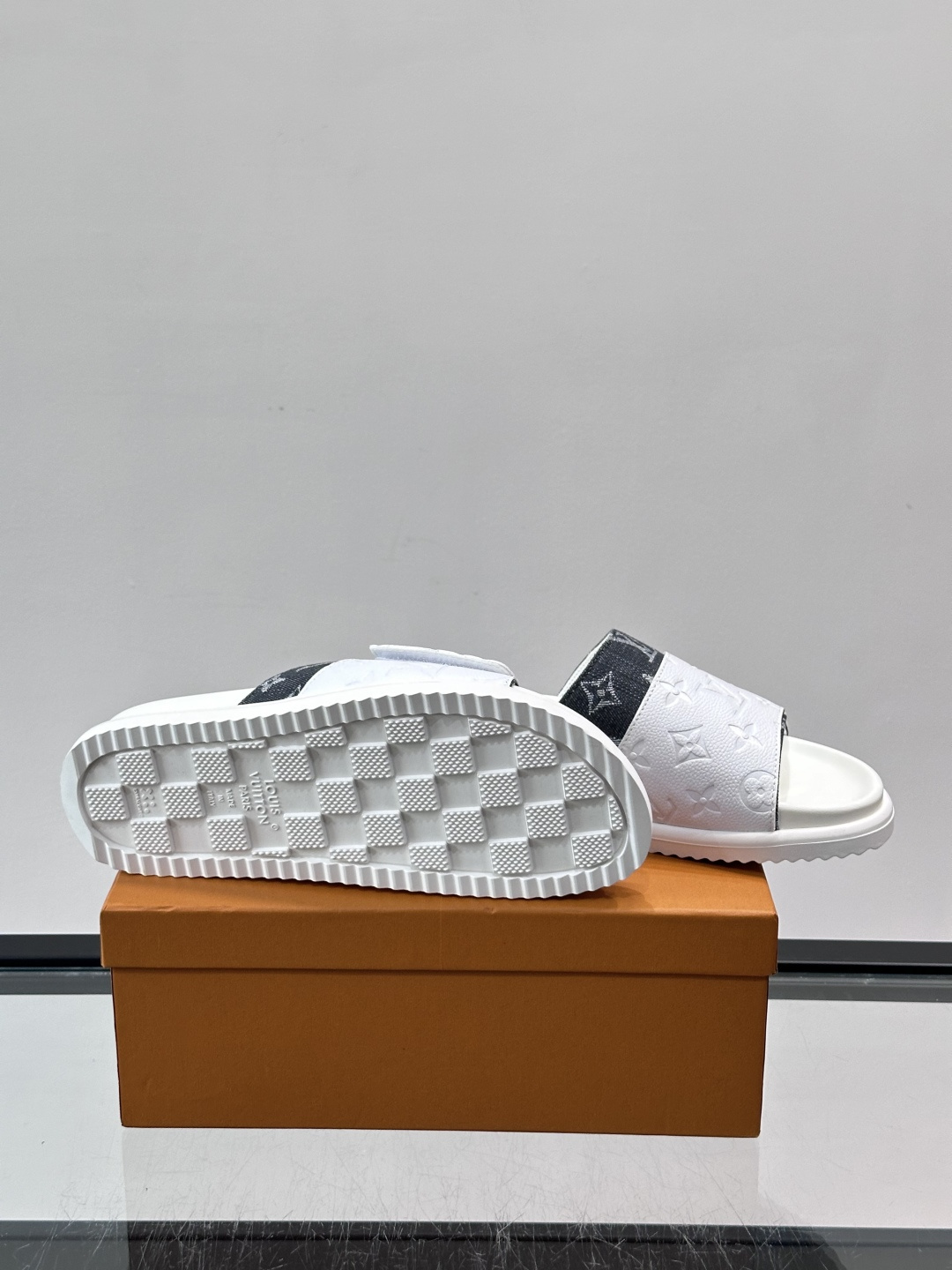 ◾️▫️L 牌奢品男士拖鞋，1:1高端品质，魔术贴设计。可以调整鞋面宽度。真皮材质，休闲阳光宽松舒适型，