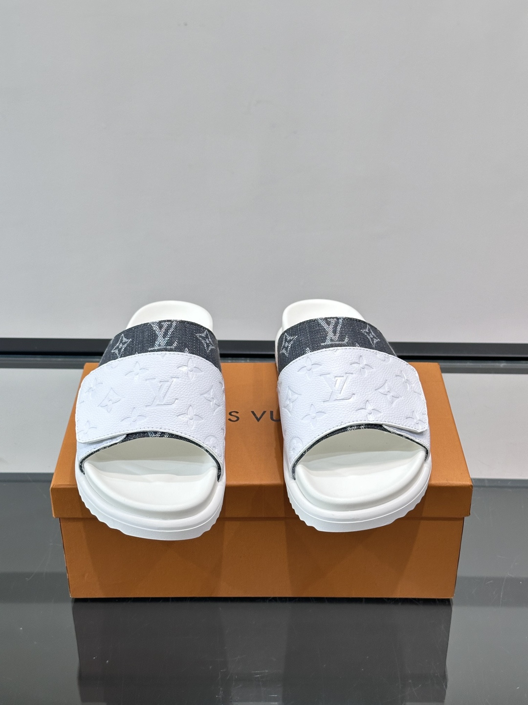 ◾️▫️L 牌奢品男士拖鞋，1:1高端品质，魔术贴设计。可以调整鞋面宽度。真皮材质，休闲阳光宽松舒适型，