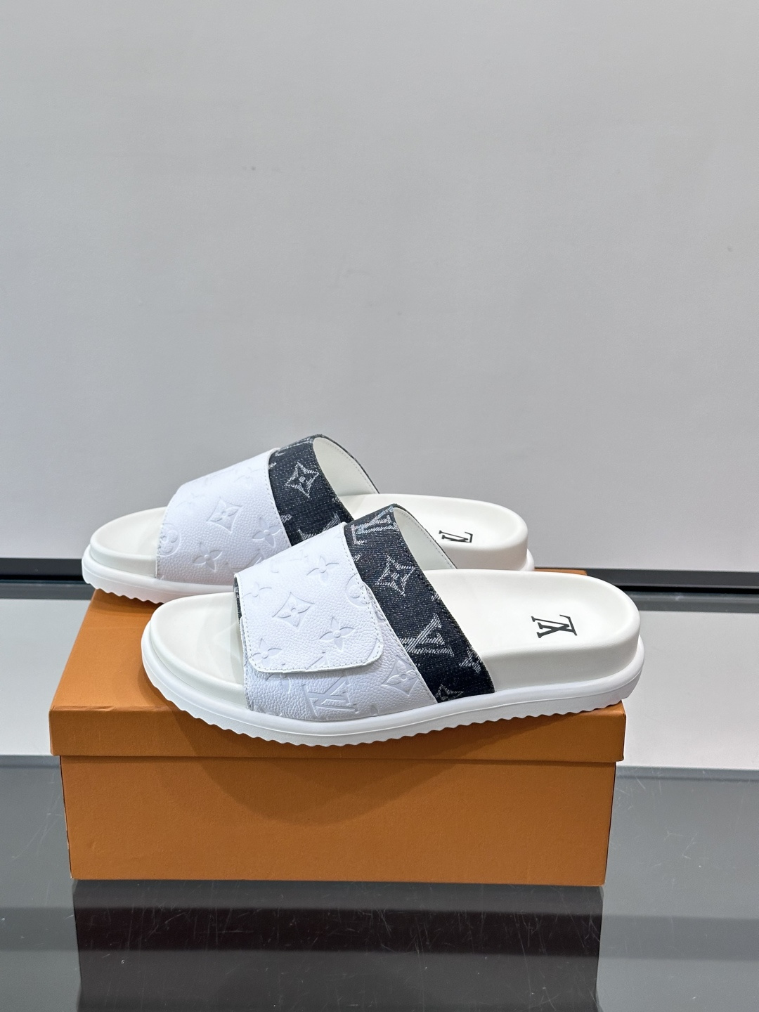 ◾️▫️L 牌奢品男士拖鞋，1:1高端品质，魔术贴设计。可以调整鞋面宽度。真皮材质，休闲阳光宽松舒适型，