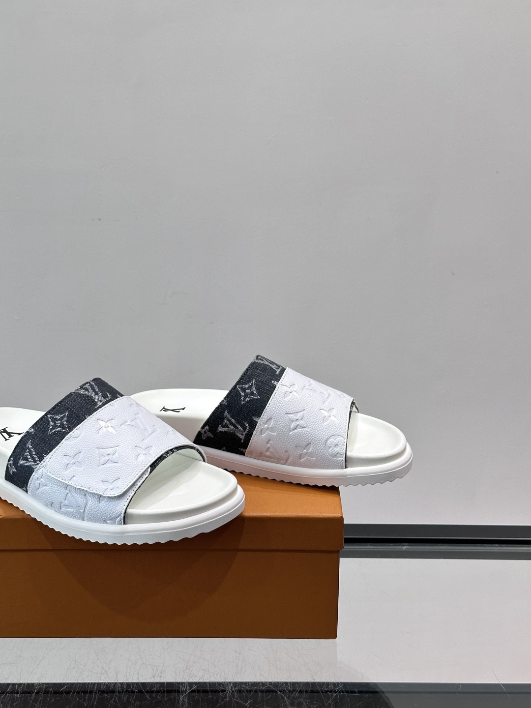 ◾️▫️L 牌奢品男士拖鞋，1:1高端品质，魔术贴设计。可以调整鞋面宽度。真皮材质，休闲阳光宽松舒适型，