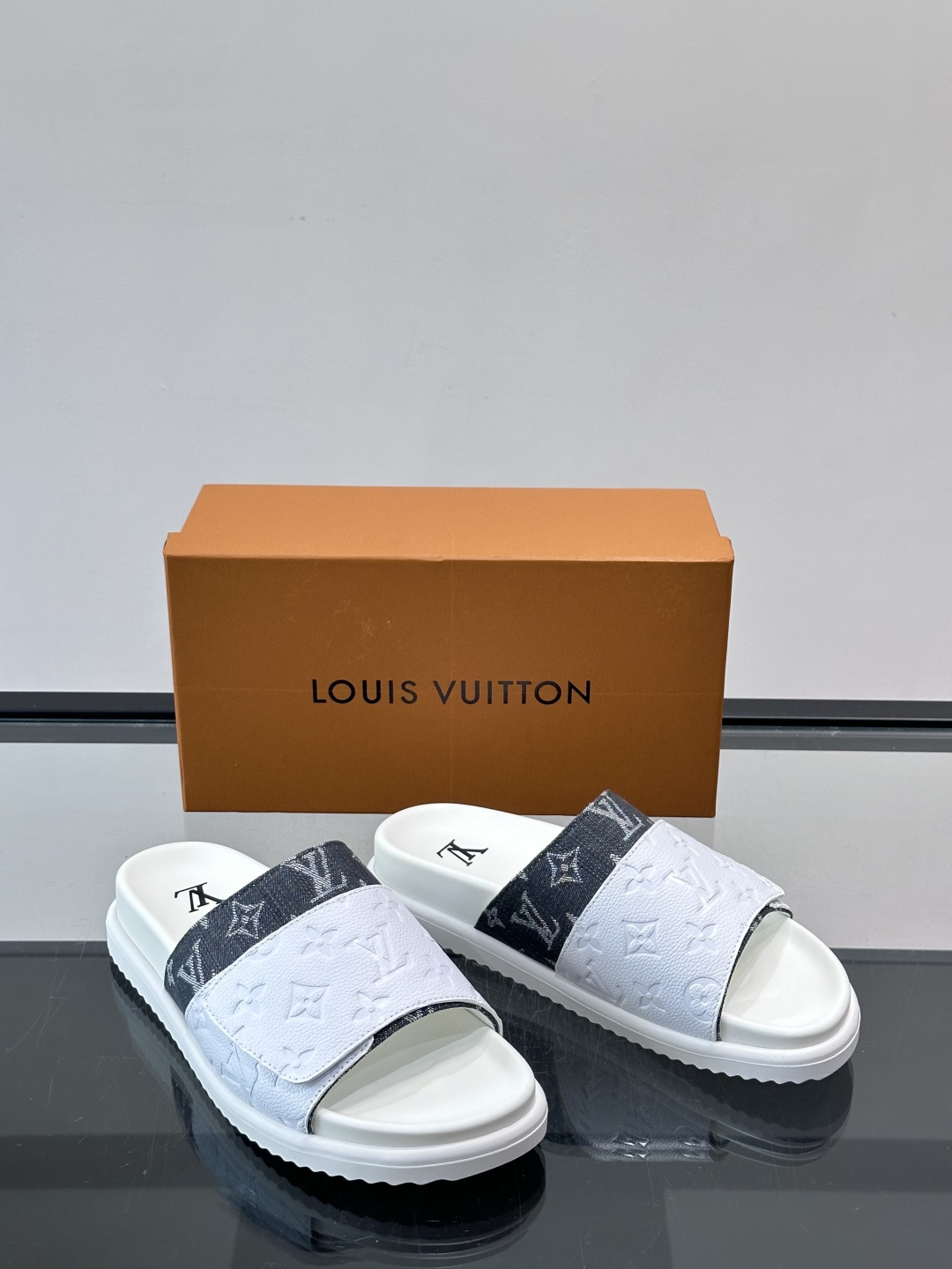 ◾️▫️L 牌奢品男士拖鞋，1:1高端品质，魔术贴设计。可以调整鞋面宽度。真皮材质，休闲阳光宽松舒适型，