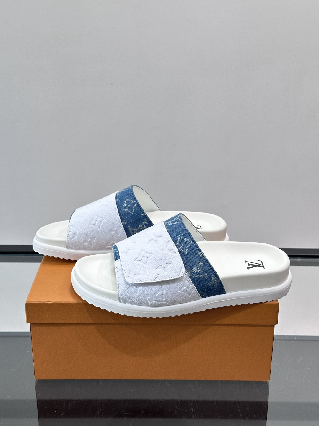 ◾️▫️L 牌奢品男士拖鞋，1:1高端品质，魔术贴设计。可以调整鞋面宽度。真皮材质，休闲阳光宽松舒适型，