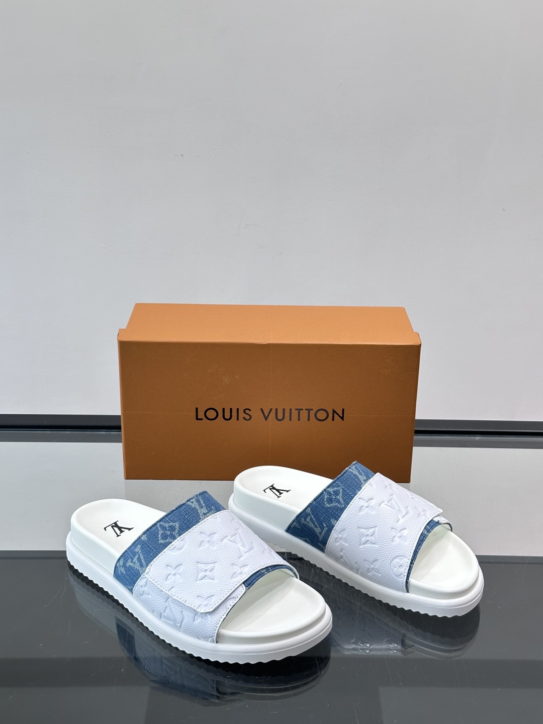 ◾️▫️L 牌奢品男士拖鞋，1:1高端品质，魔术贴设计。可以调整鞋面宽度。真皮材质，休闲阳光宽松舒适型，