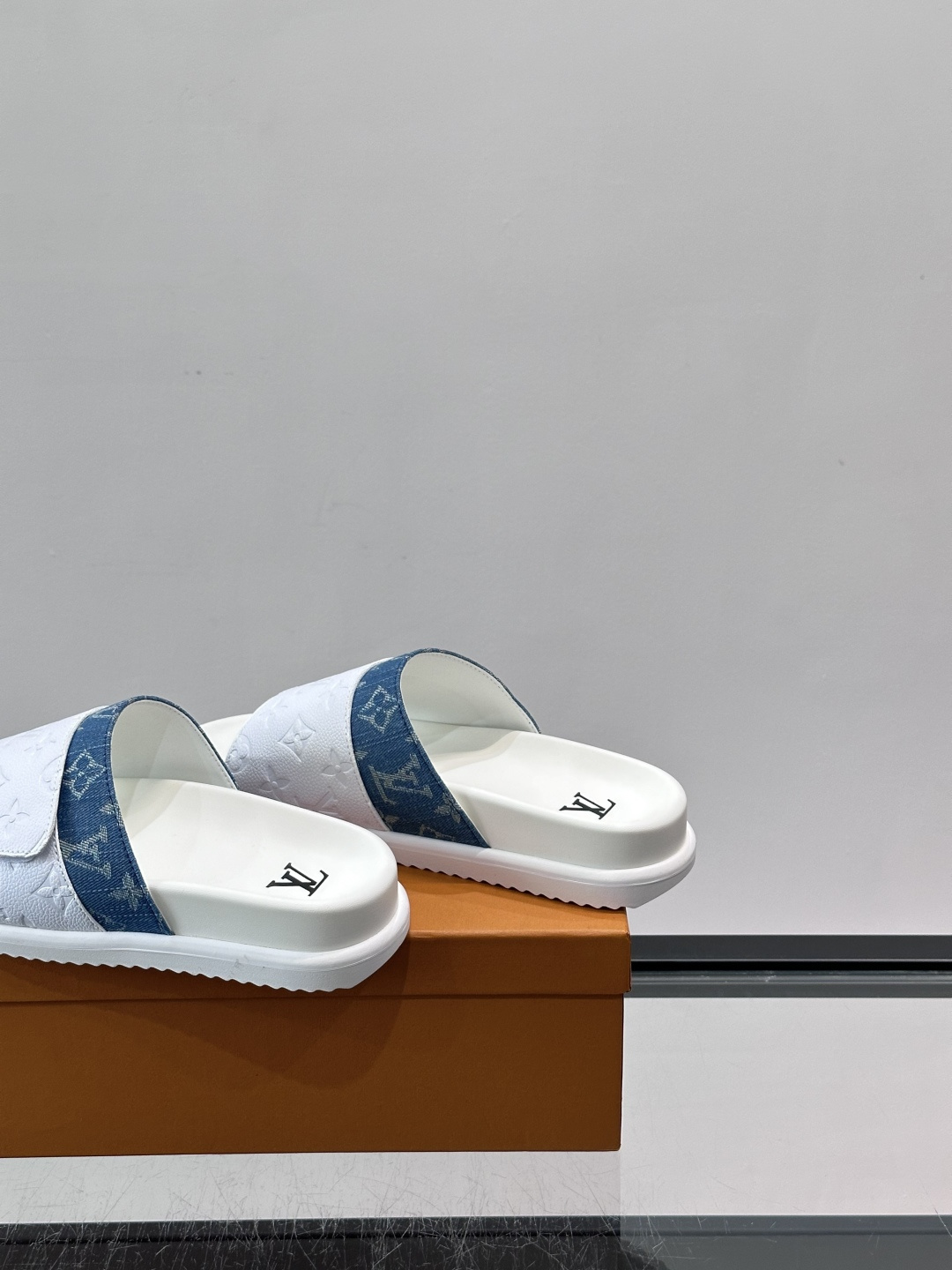 ◾️▫️L 牌奢品男士拖鞋，1:1高端品质，魔术贴设计。可以调整鞋面宽度。真皮材质，休闲阳光宽松舒适型，