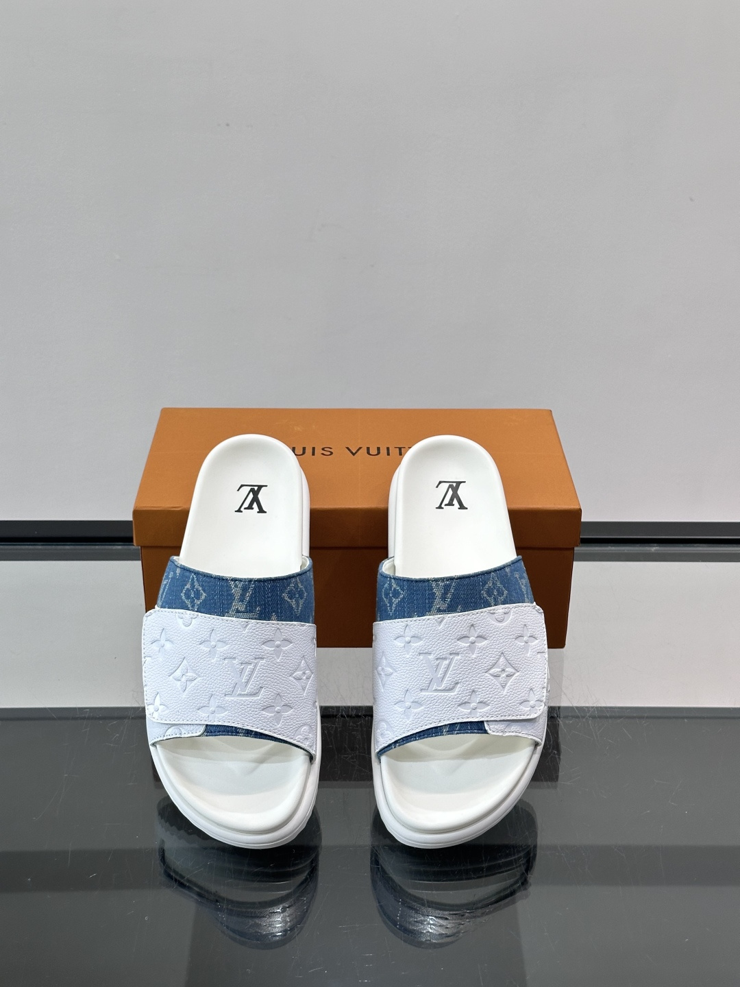 ◾️▫️L 牌奢品男士拖鞋，1:1高端品质，魔术贴设计。可以调整鞋面宽度。真皮材质，休闲阳光宽松舒适型，