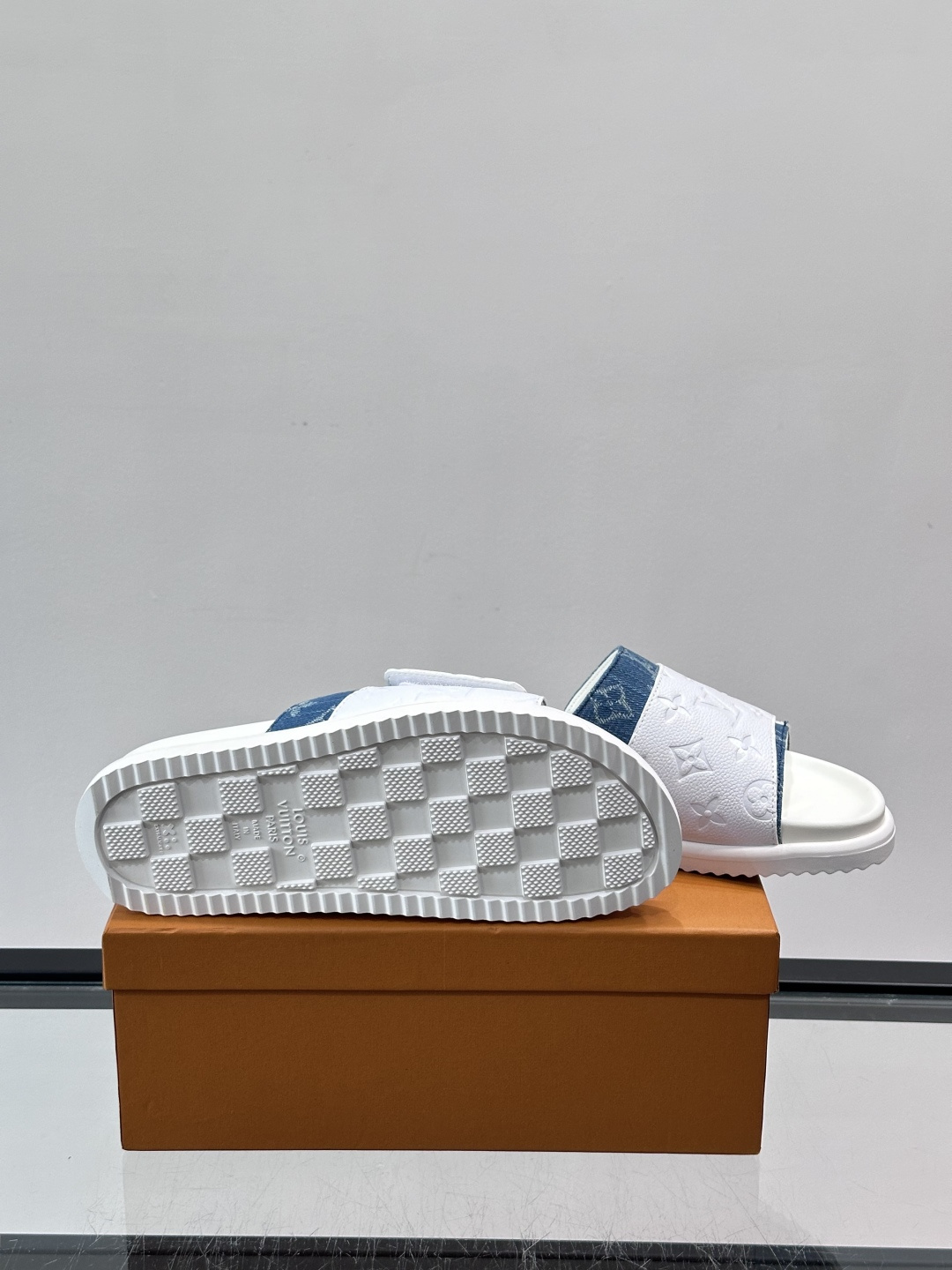 ◾️▫️L 牌奢品男士拖鞋，1:1高端品质，魔术贴设计。可以调整鞋面宽度。真皮材质，休闲阳光宽松舒适型，