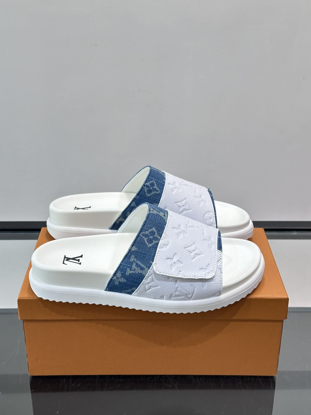 ◾️▫️L 牌奢品男士拖鞋，1:1高端品质，魔术贴设计。可以调整鞋面宽度。真皮材质，休闲阳光宽松舒适型，