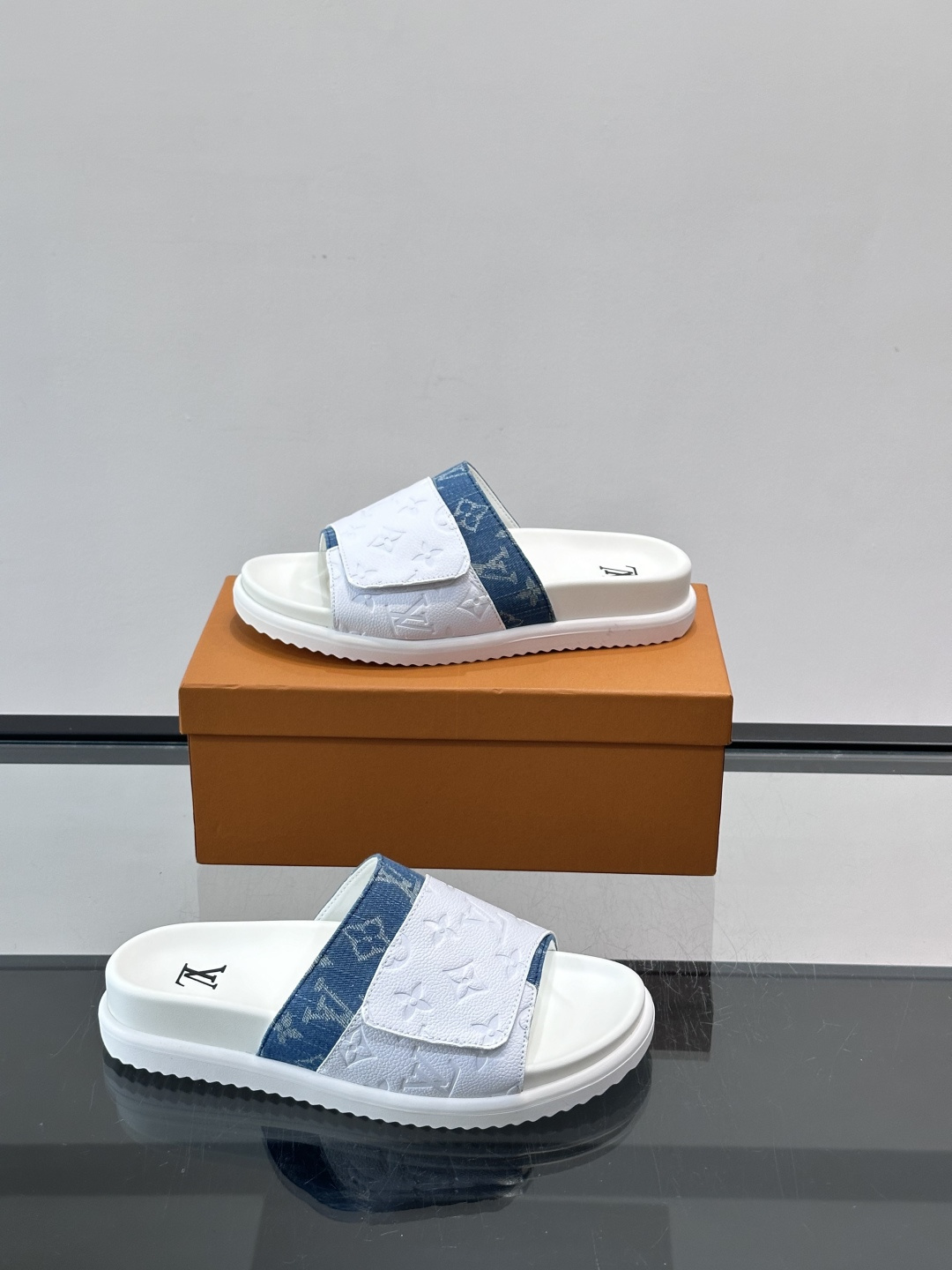 ◾️▫️L 牌奢品男士拖鞋，1:1高端品质，魔术贴设计。可以调整鞋面宽度。真皮材质，休闲阳光宽松舒适型，