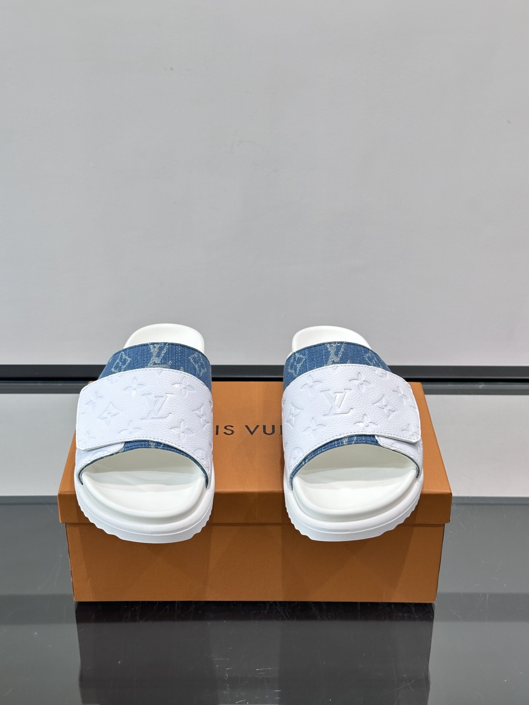 ◾️▫️L 牌奢品男士拖鞋，1:1高端品质，魔术贴设计。可以调整鞋面宽度。真皮材质，休闲阳光宽松舒适型，