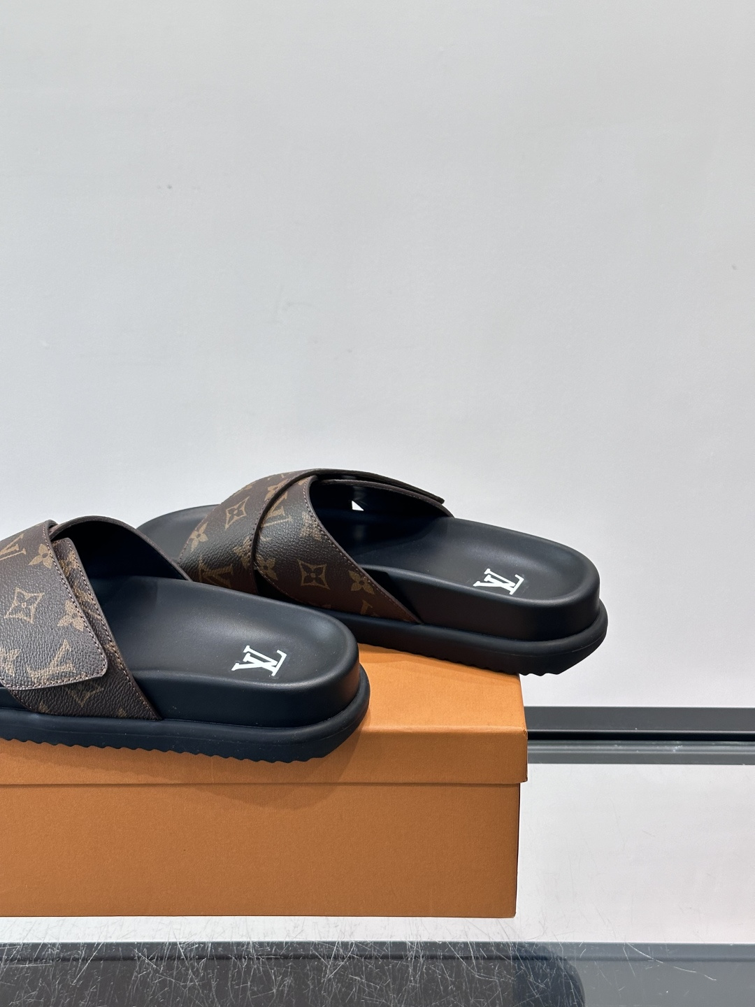 ◾️▫️L 牌奢品男士拖鞋，1:1高端品质，魔术贴设计。可以调整鞋面宽度。真皮材质，休闲阳光宽松舒适型，