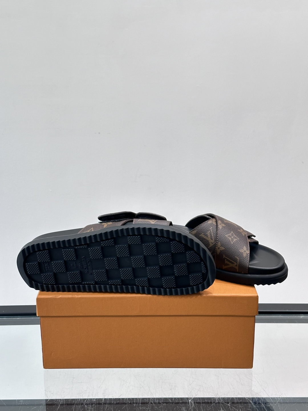 ◾️▫️L 牌奢品男士拖鞋，1:1高端品质，魔术贴设计。可以调整鞋面宽度。真皮材质，休闲阳光宽松舒适型，