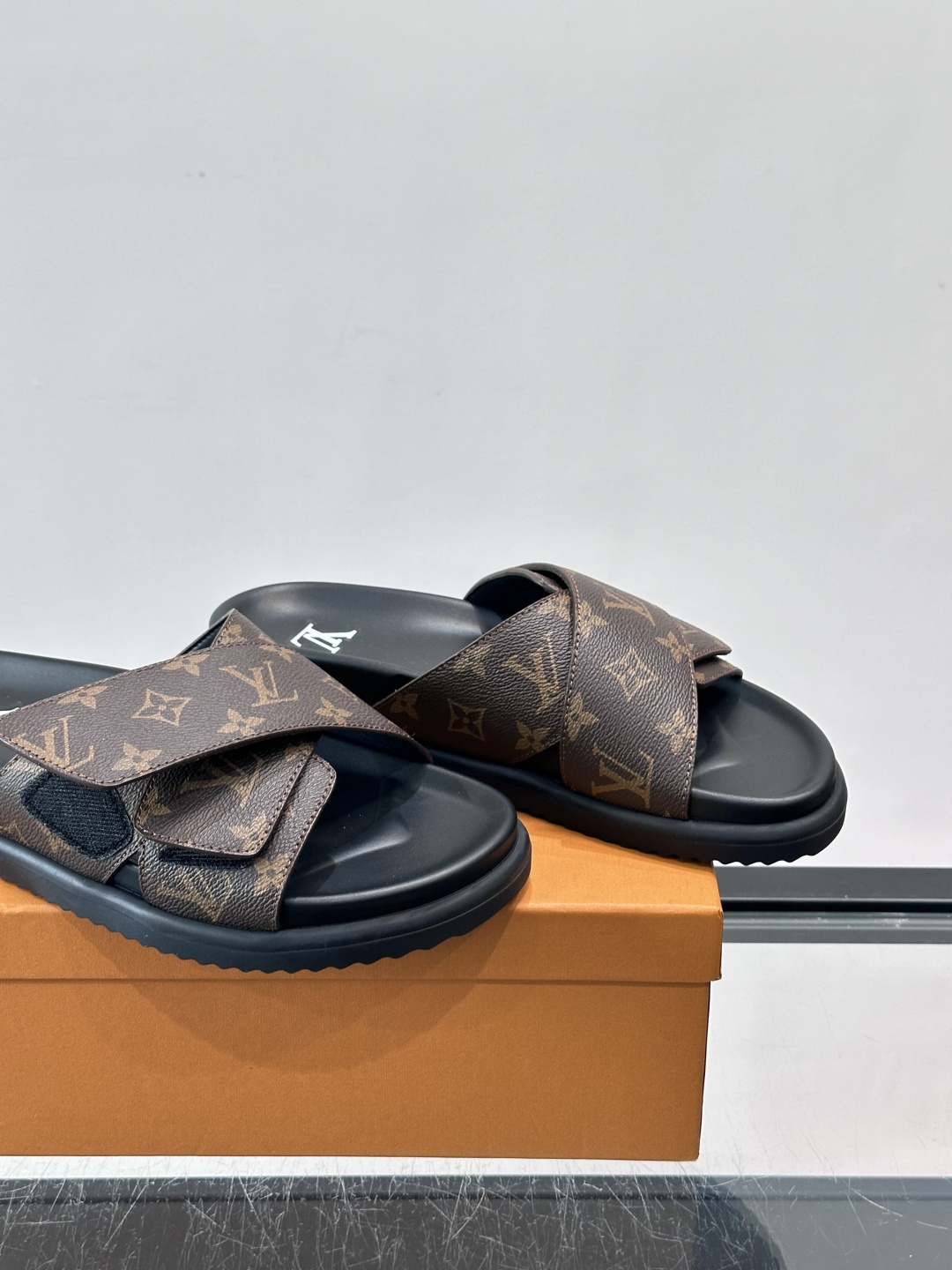 ◾️▫️L 牌奢品男士拖鞋，1:1高端品质，魔术贴设计。可以调整鞋面宽度。真皮材质，休闲阳光宽松舒适型，