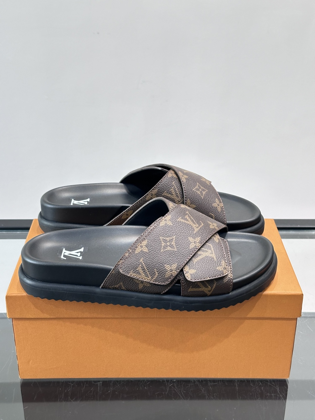 ◾️▫️L 牌奢品男士拖鞋，1:1高端品质，魔术贴设计。可以调整鞋面宽度。真皮材质，休闲阳光宽松舒适型，