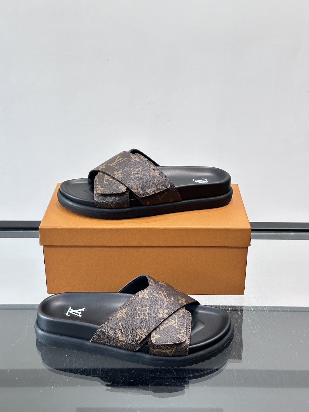 ◾️▫️L 牌奢品男士拖鞋，1:1高端品质，魔术贴设计。可以调整鞋面宽度。真皮材质，休闲阳光宽松舒适型，