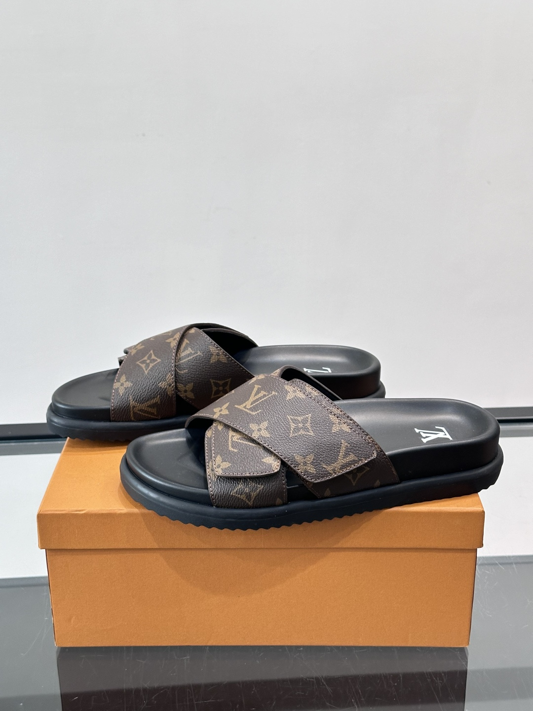 ◾️▫️L 牌奢品男士拖鞋，1:1高端品质，魔术贴设计。可以调整鞋面宽度。真皮材质，休闲阳光宽松舒适型，