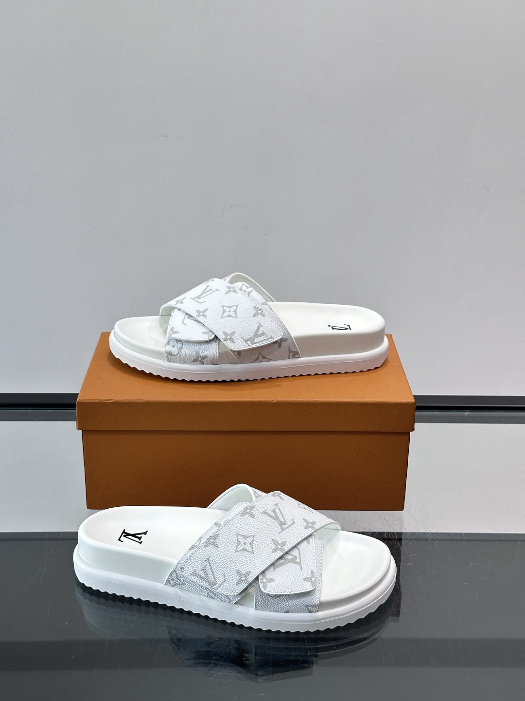 ◾️▫️L 牌奢品男士拖鞋，1:1高端品质，魔术贴设计。可以调整鞋面宽度。真皮材质，休闲阳光宽松舒适型，