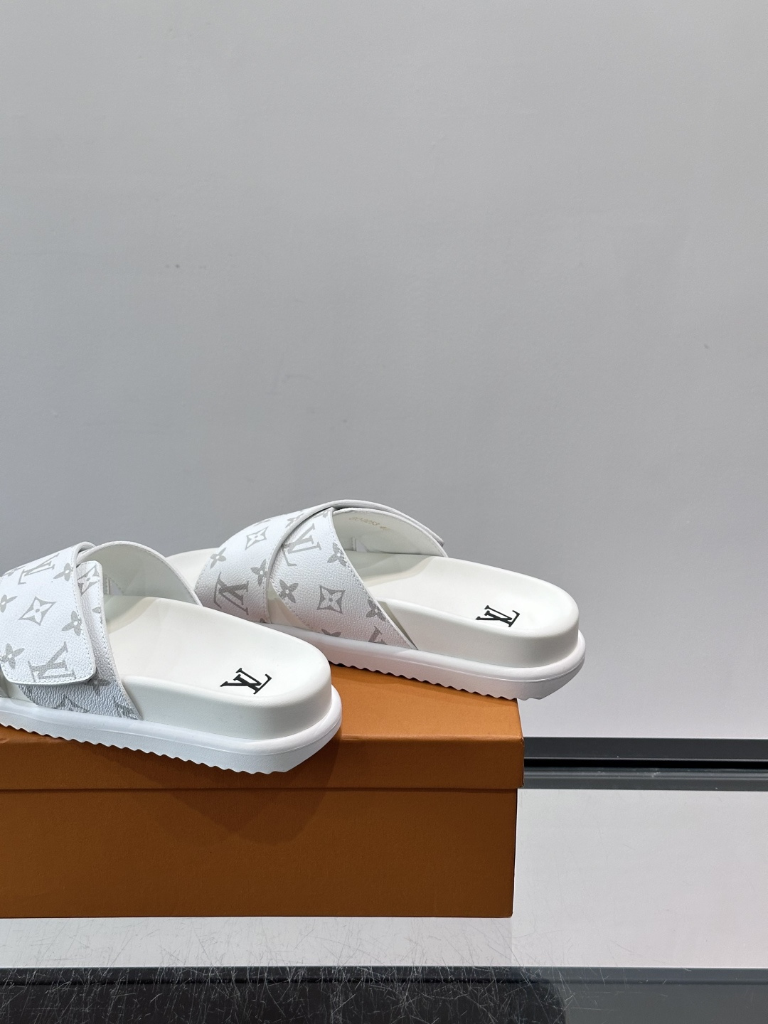 ◾️▫️L 牌奢品男士拖鞋，1:1高端品质，魔术贴设计。可以调整鞋面宽度。真皮材质，休闲阳光宽松舒适型，