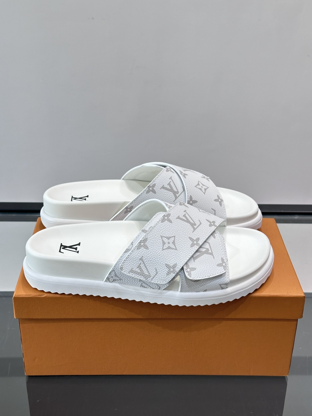 ◾️▫️L 牌奢品男士拖鞋，1:1高端品质，魔术贴设计。可以调整鞋面宽度。真皮材质，休闲阳光宽松舒适型，