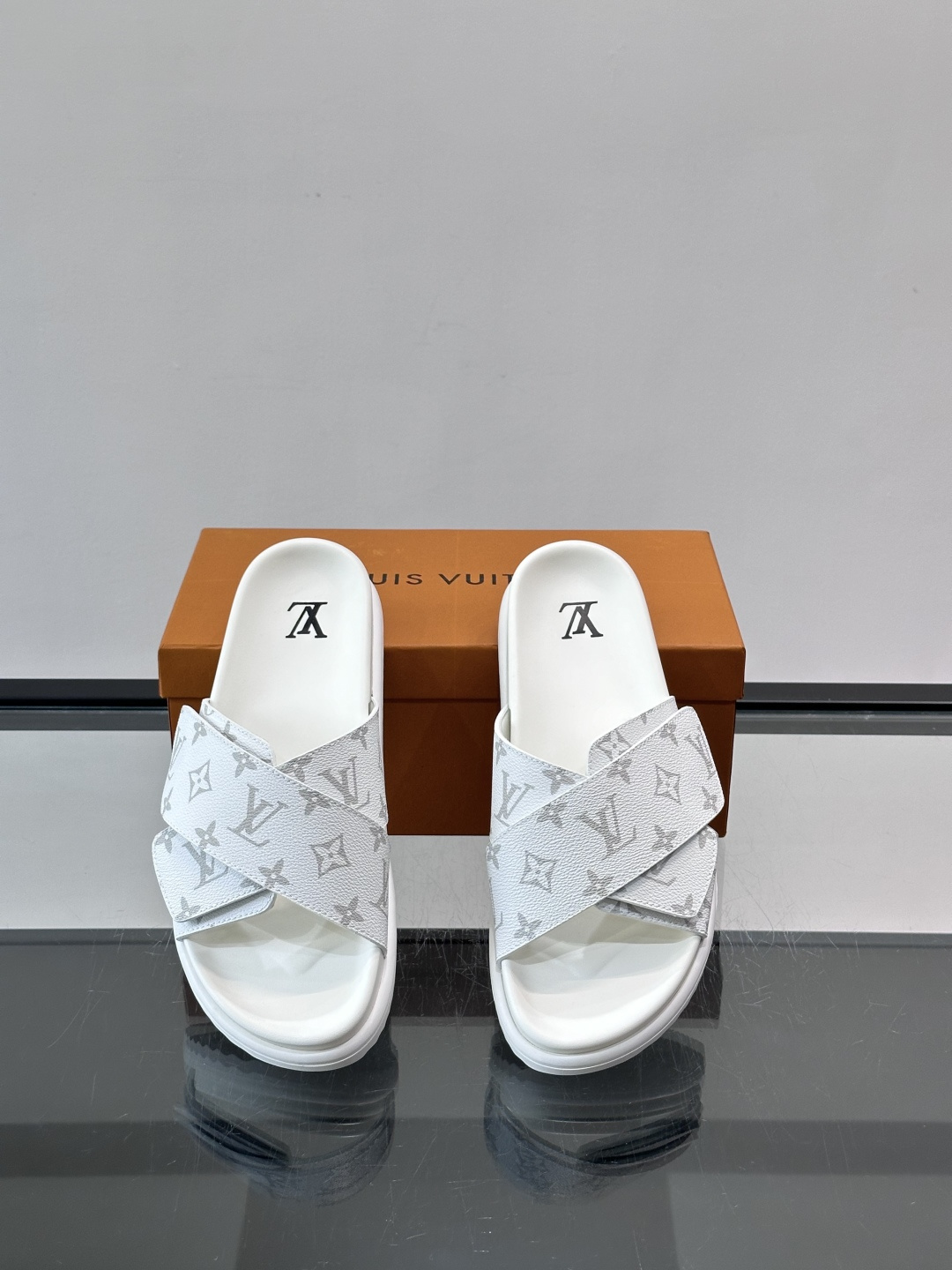 ◾️▫️L 牌奢品男士拖鞋，1:1高端品质，魔术贴设计。可以调整鞋面宽度。真皮材质，休闲阳光宽松舒适型，