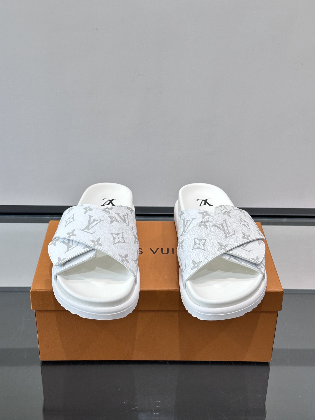 ◾️▫️L 牌奢品男士拖鞋，1:1高端品质，魔术贴设计。可以调整鞋面宽度。真皮材质，休闲阳光宽松舒适型，