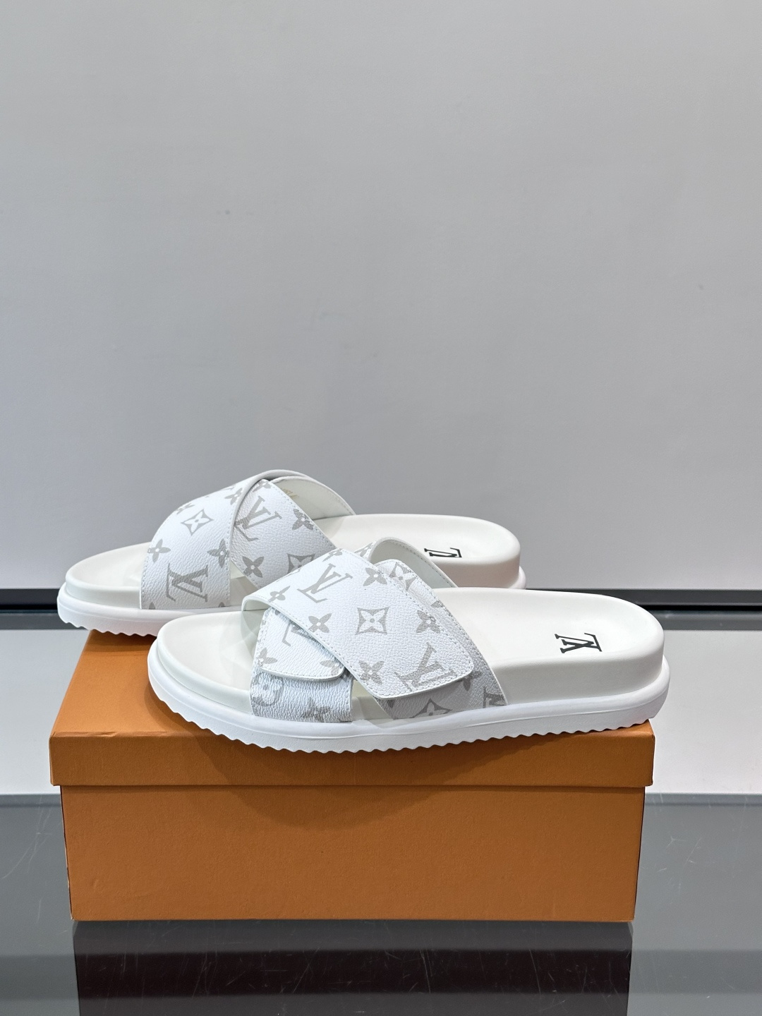 ◾️▫️L 牌奢品男士拖鞋，1:1高端品质，魔术贴设计。可以调整鞋面宽度。真皮材质，休闲阳光宽松舒适型，